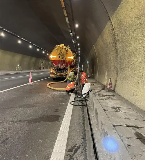 镶黄隧道排水渠清淤